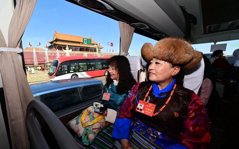 西藏参加全国两会的代表委员抵京