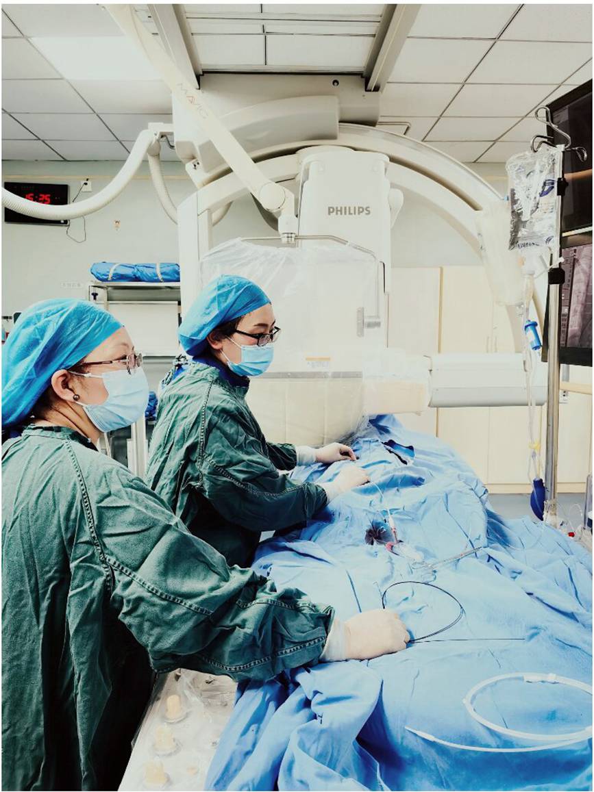 单增卓嘎校友（右一)在西藏自治区人民医院为先心病患者进行介入手术。