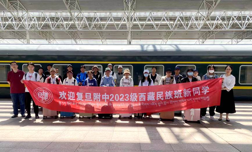 民族办老师在上海火车站迎接2023级高一新生。