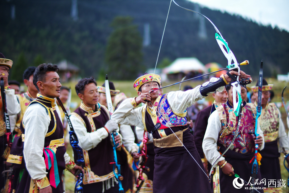 工布牧歌旅遊文化節上，當地村民正在參加射箭比賽。人民日報記者瓊達卓嘎攝
