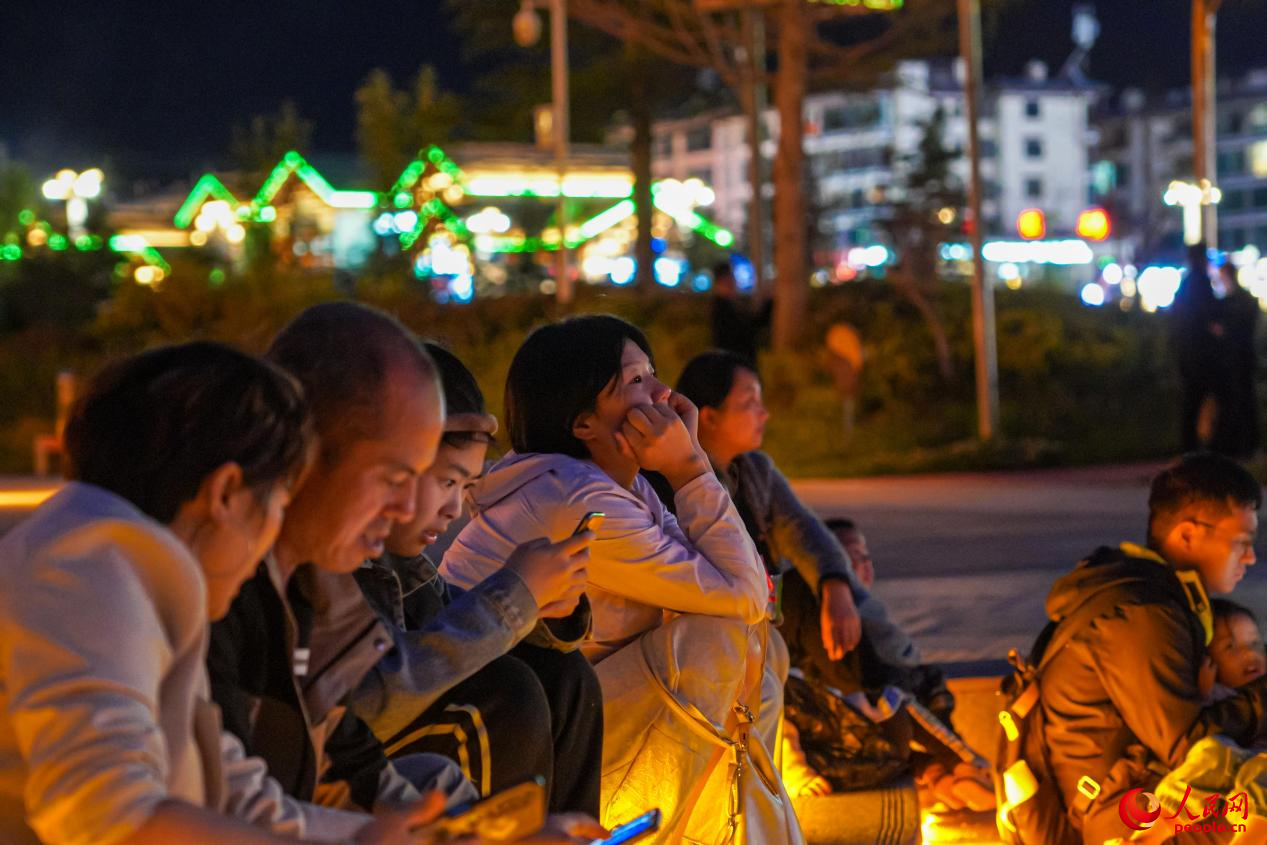 市民坐在西藏林芝市民族團結廣場台階上欣賞音樂噴泉。人民網記者 趙晨攝