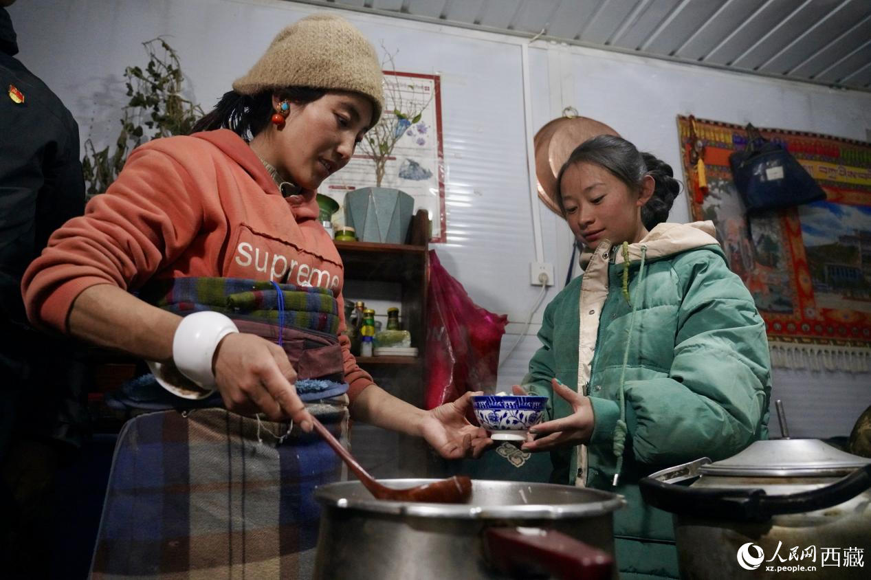 為家人和賓客們送上一碗熱氣騰騰的“古突面”（一種面粥）。