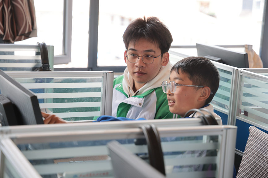 广州市第97中学学生（左）与西藏波密中学学生（右）交流使用小程序教育平台的经验。广州市第97中学供图