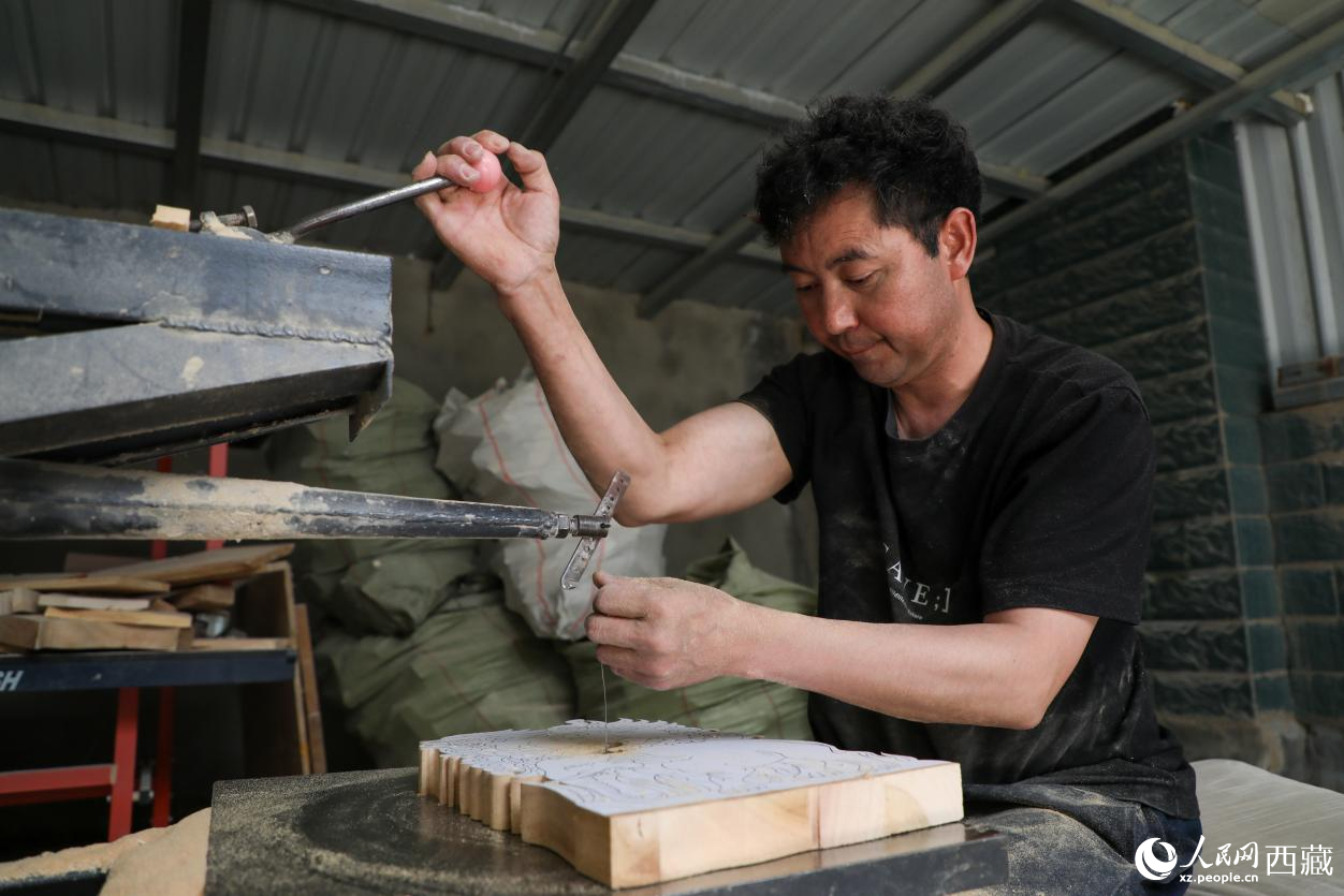 按照线条雕凿出基本轮廓和总体形态
