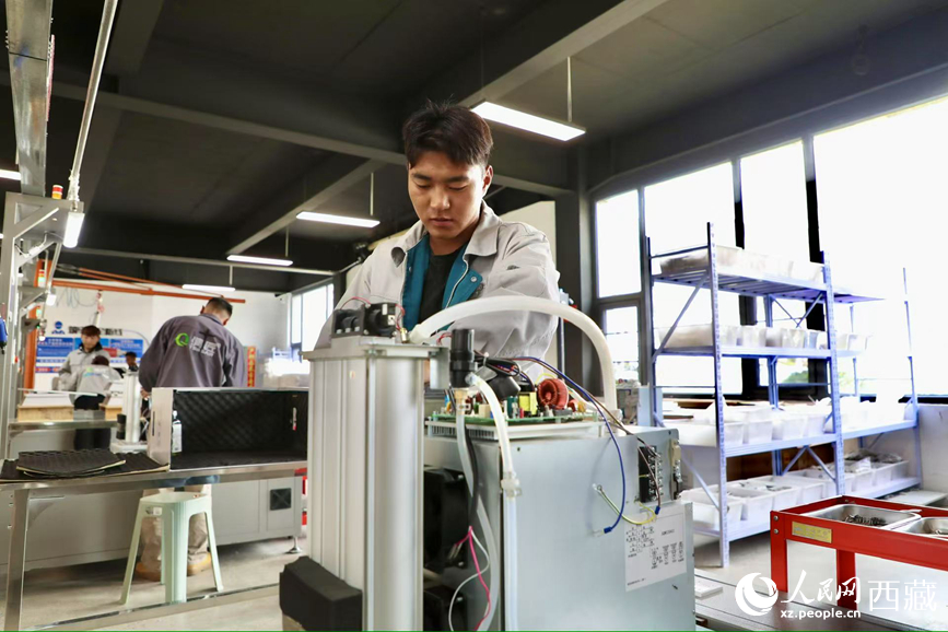 生产车间工人正在安装制氧设备。人民网记者 次仁罗布摄