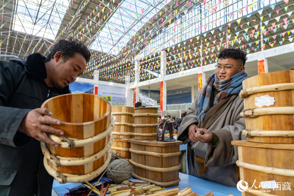 攤主和客人在交流商品。