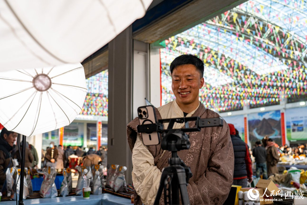本地藏族小伙在直播帶貨。