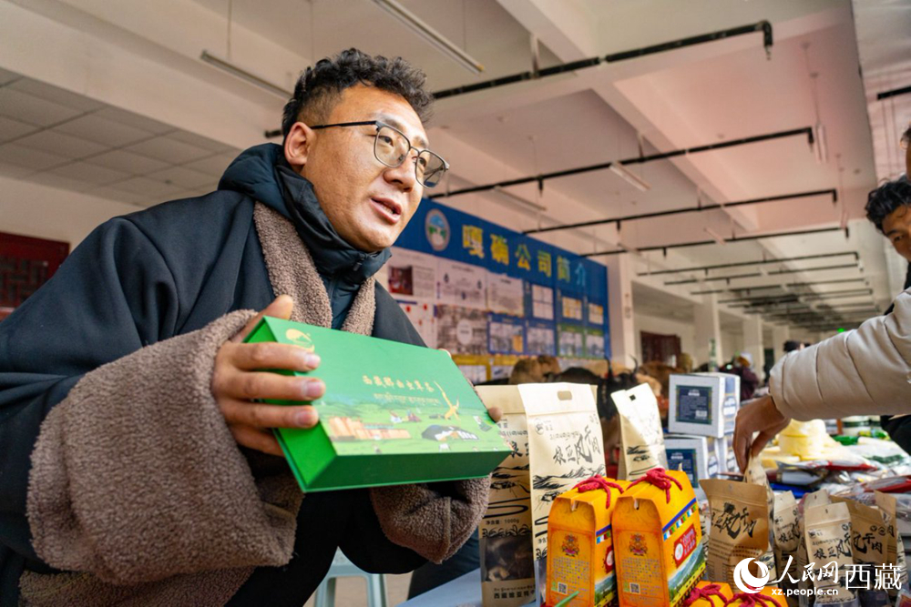 合作社經營人員在推薦農特產品。