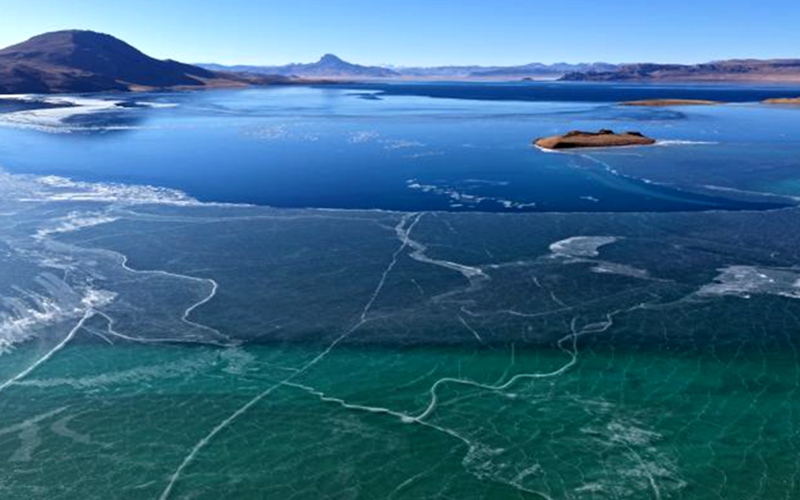 航拍冬日錯鄂湖景色迷人