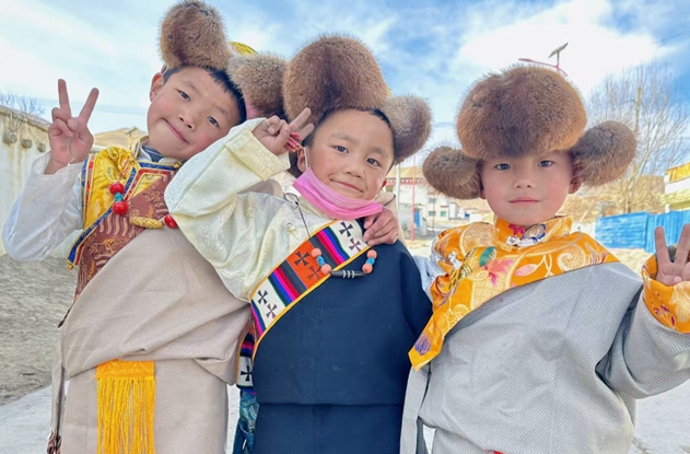 孩子们换上新装过新年。