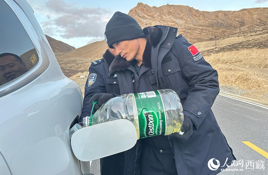 日常救援，民警帶著燃油趕來。 人民網記者 李海霞攝