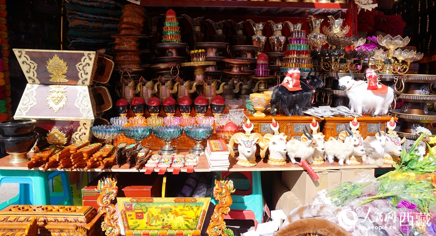 琳琅满目的节庆商品。人民网记者 吴雨仁摄