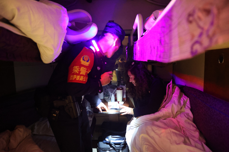 圖為夜間巡視，左紅彬提醒旅客保管好個人財物。黃飛攝