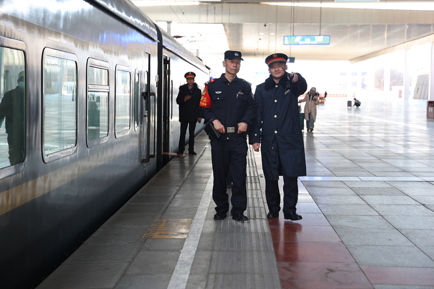 圖為左紅彬（右二）和同事在站台進行安全巡查。黃飛攝