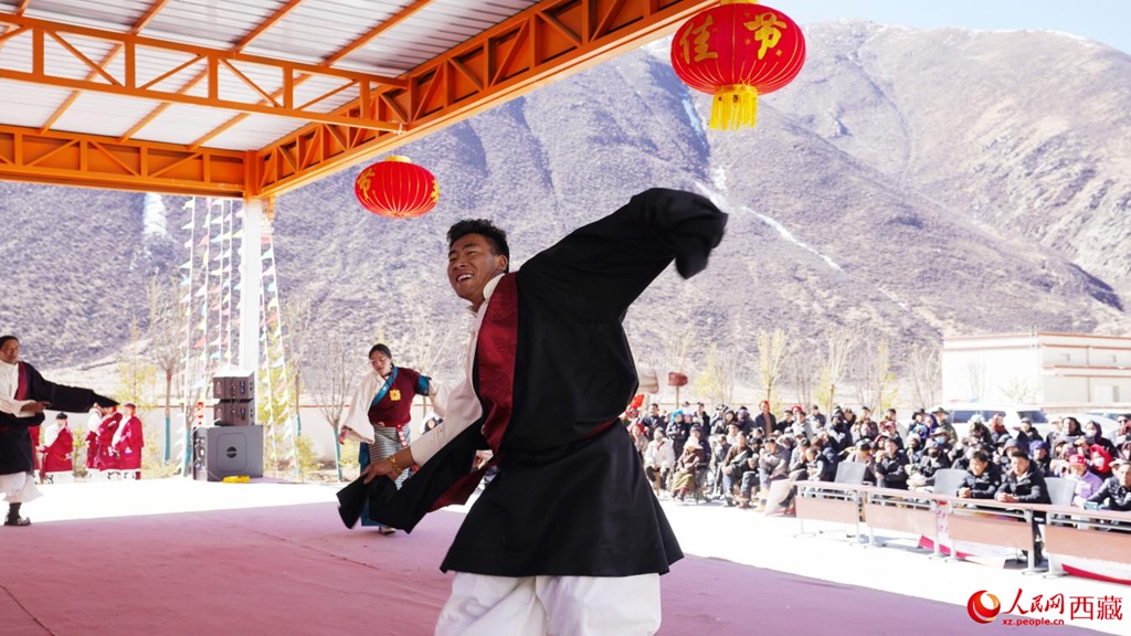 2月6日,门巴乡贴朗村文艺队身着盛装,表演传统舞蹈《那曲比如锅庄》。人民网记者 吴雨仁摄