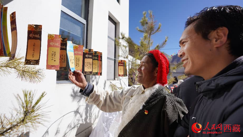 2月6日,门巴乡群众在新时代文明实践所体验猜灯谜传统年俗。人民网记者 吴雨仁摄