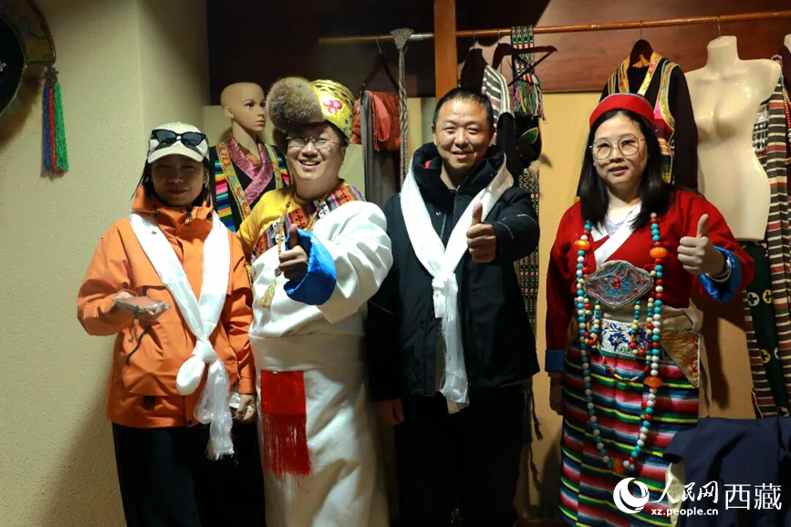游客在扎西曲登社區體驗藏族服飾文化。大家身著色彩鮮艷的藏裝,佩戴特色飾品,臉上洋溢著喜悅的笑容。人民網記者 吳雨仁攝