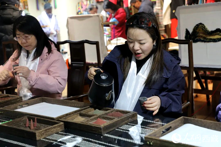 游客在“雅礱裡”文化藝術街區非遺展館體驗制作藏香。在工作人員的指導下,游客親手揉搓香泥、壓制成型,感受藏族傳統非遺技藝的魅力。人民網記者 吳雨仁攝