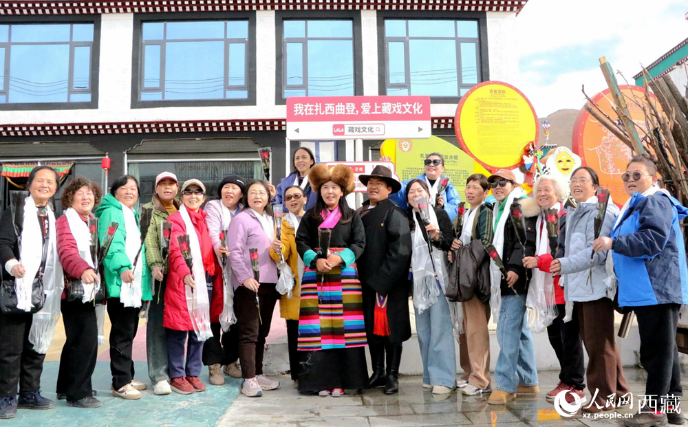 鄂藏游客在扎西曲登社區合影。人民網記者 吳雨仁攝
