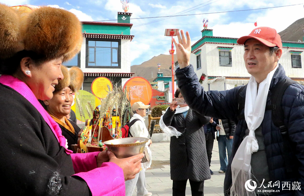 藏族同胞向游客敬獻青稞酒。人民網記者 吳雨仁攝