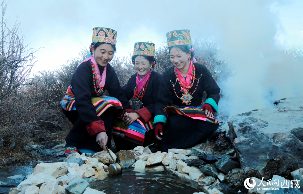 拉東村的婦女們身著盛裝，面帶笑容，用銅勺從溪石間取水，以傳統儀式祈願新一年五谷豐登、風調雨順。人民網記者 吳雨仁攝