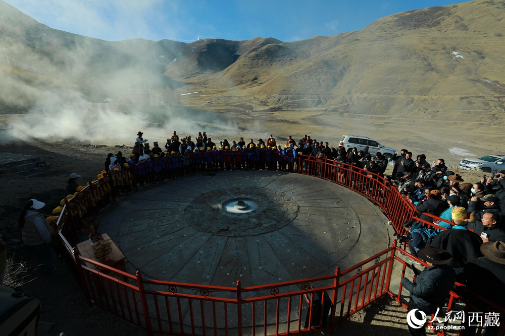 達普天文觀測台上,陽光精准穿透觀測房的方孔,投射在測光石上,標志著高原春耕灌溉時節正式到來。人民網記者 吳雨仁攝