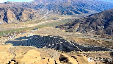 高原之上，“蓝板”锁黄沙