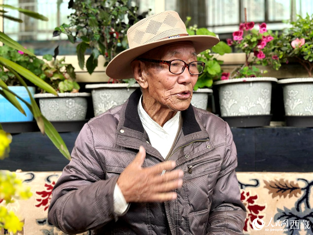 兵兵在讲述过去的故事。人民网记者 李海霞摄