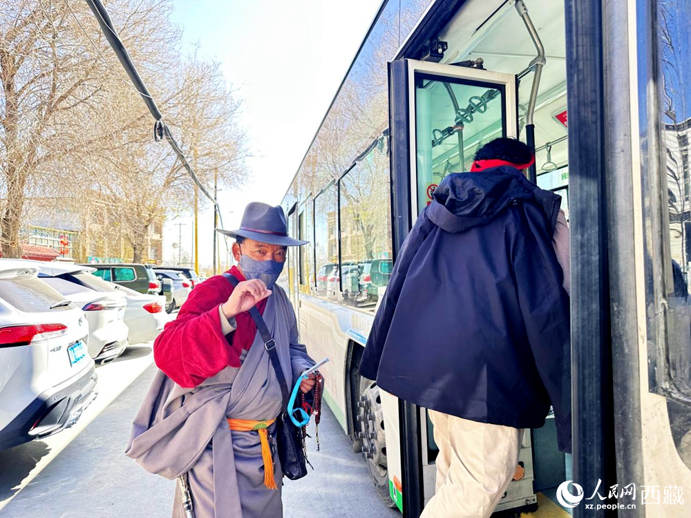 60岁以上凭老年卡免费乘坐公交车。人民网记者 李海霞摄