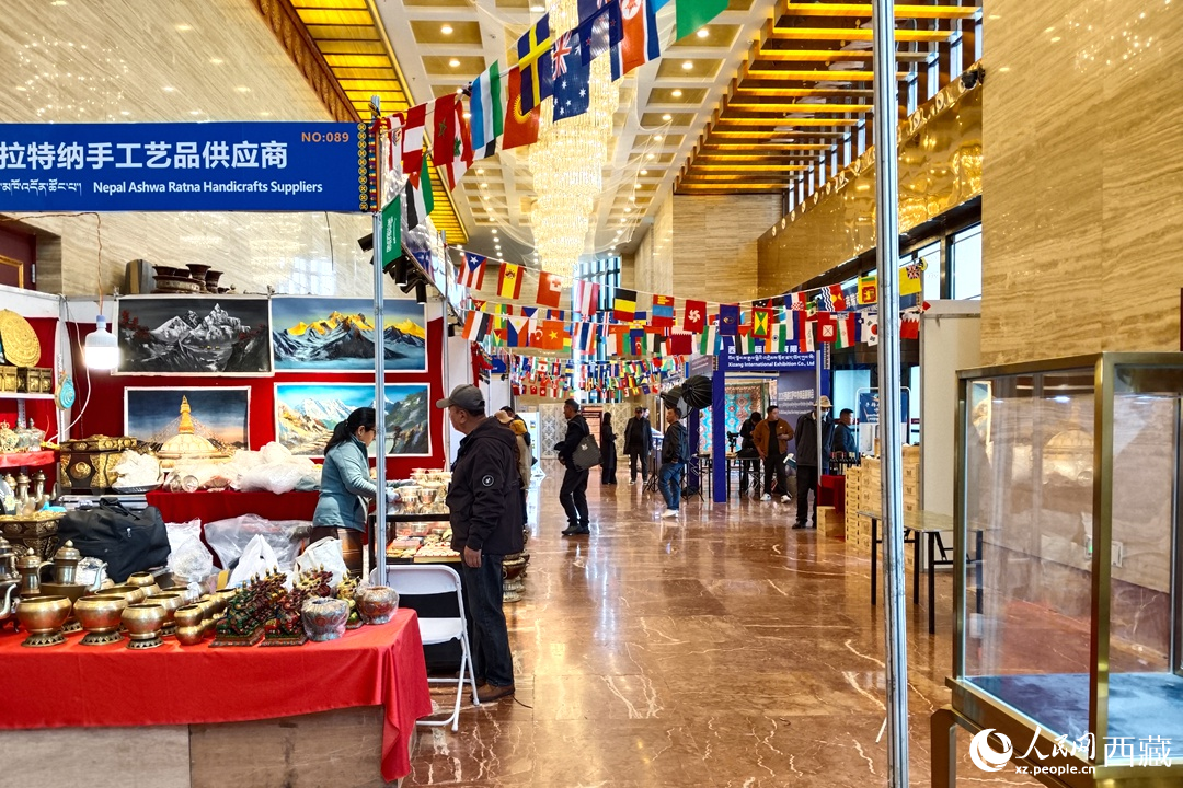 中外商品展现场气氛热烈。人民网记者 吴雨仁摄