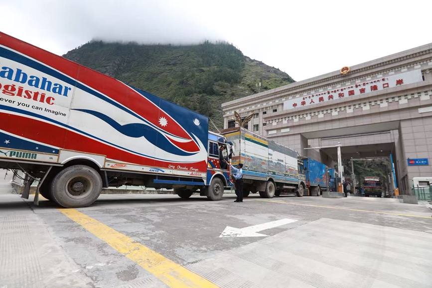 在日喀则市吉隆口岸等待通关的货车。肖富贵摄