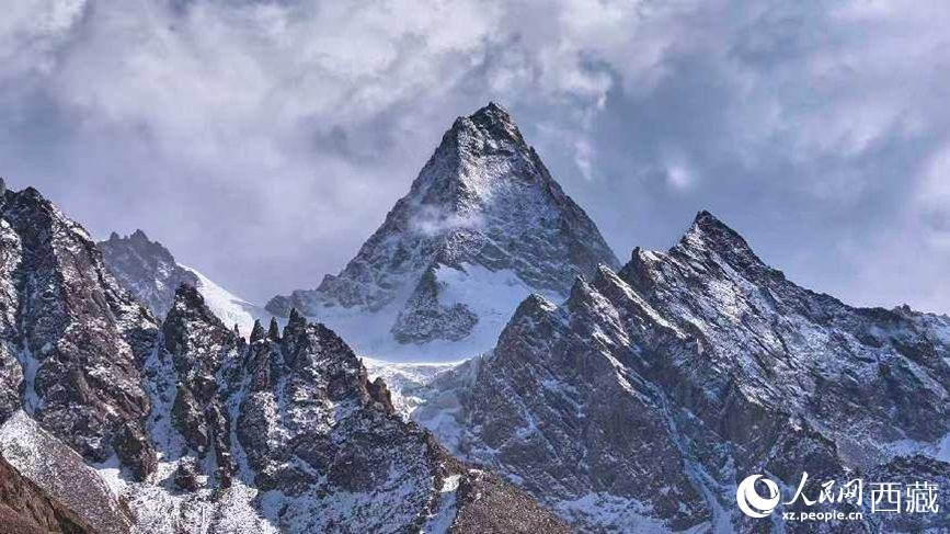 巍峨的雪山矗立在天地间。