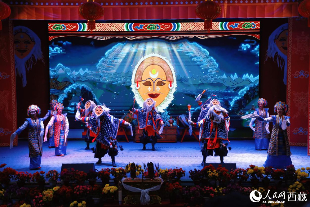 图为扎西曲登社区文艺队正在表演经典藏戏《扎西雪巴》,黄面具与长袖舞姿尽显非遗魅力。人民网记者 次仁罗布摄