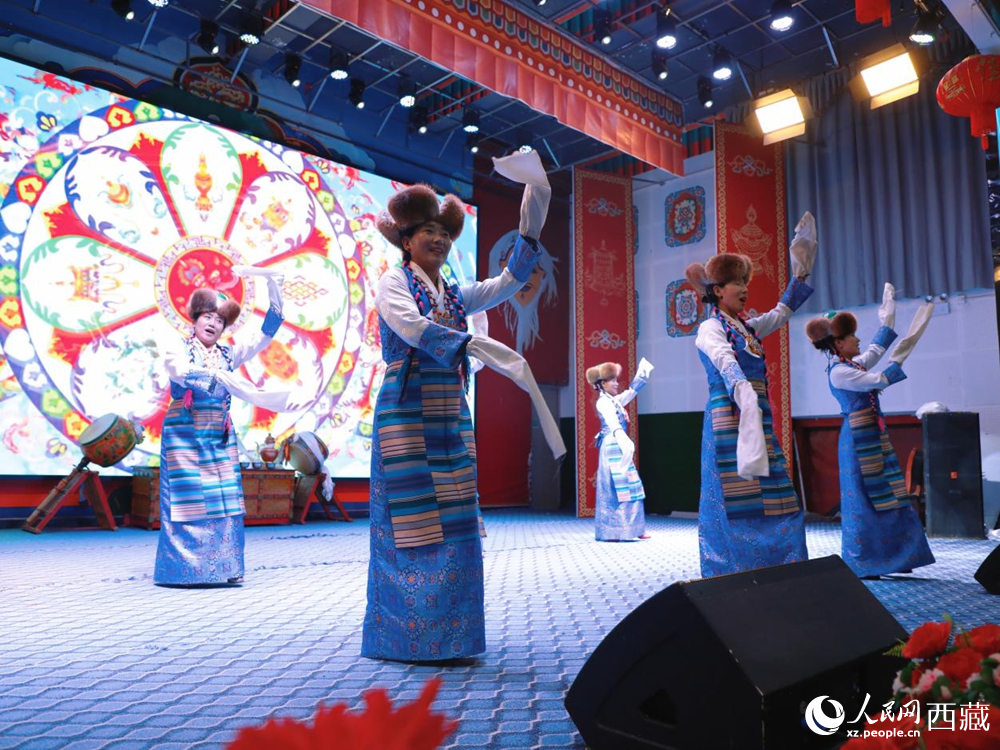 图为扎西曲登社区文艺队表演朗玛堆谐,舞姿灵动展现非遗魅力。人民网记者 次仁罗布摄