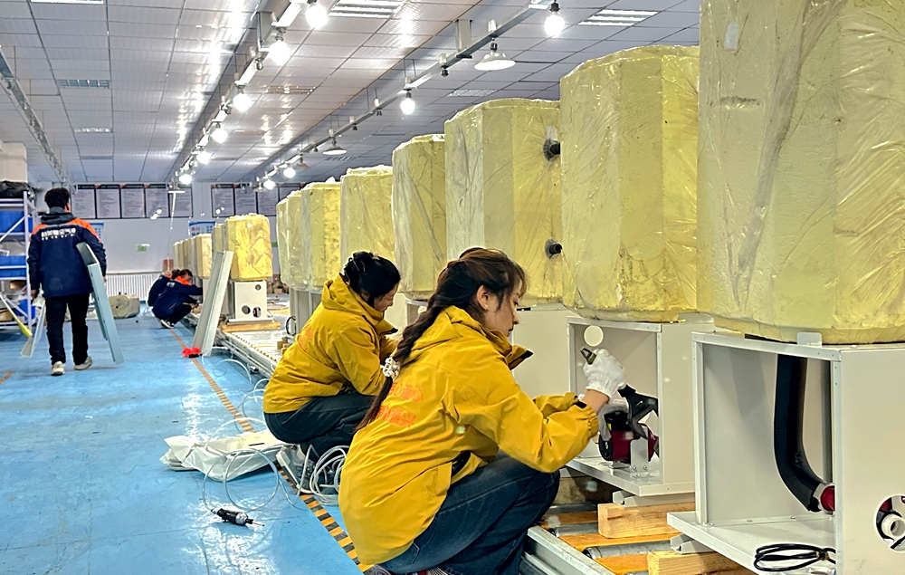 图为位于错那市的西藏格美节能设备有限公司生产车间工人正在赶制一批发往西藏本地的订单。吴阳金摄