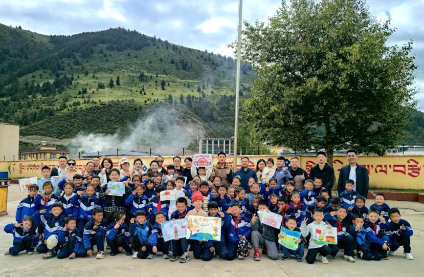 重庆爱心家庭与当地藏族学子合影留念。斯朗措姆摄
