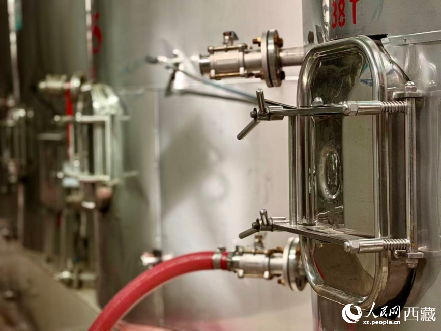 圖為達美擁酒庄不鏽鋼發酵儲罐，葡萄汁在此完成從果實到佳釀的轉化。羅雨欣攝