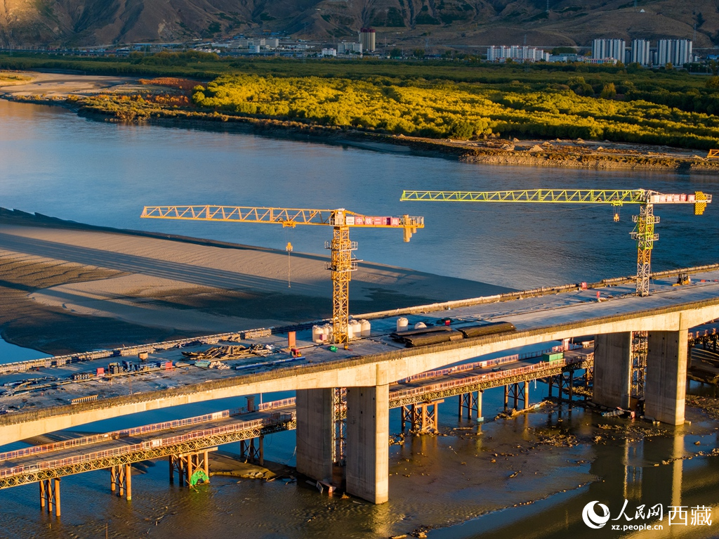 西藏山南：萨热路跨江大桥全线合龙【5】