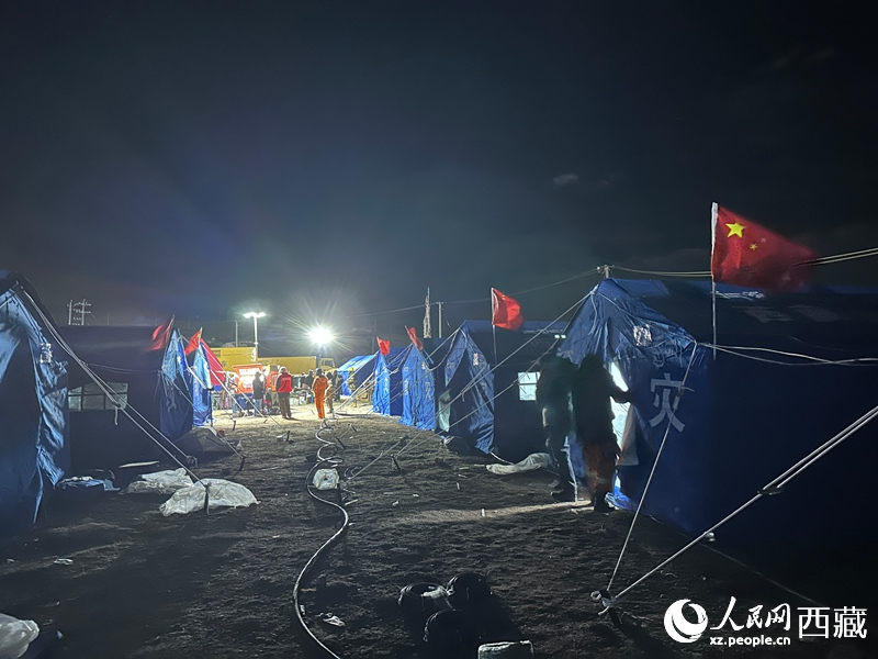 安置点灯火通明。人民网记者 李海霞摄