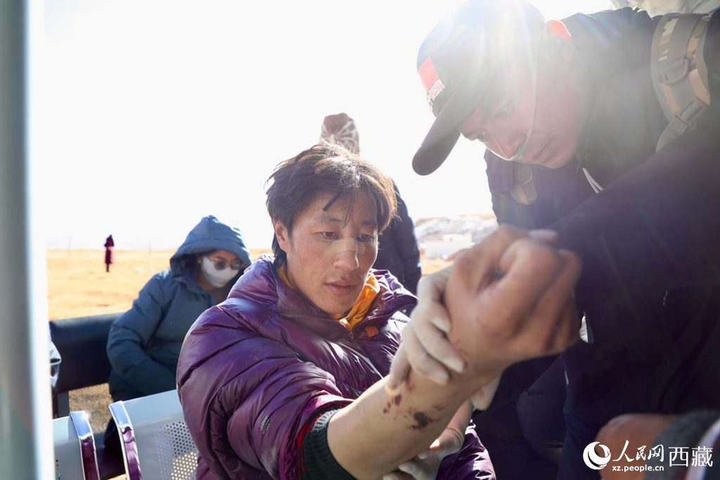 图为援藏医疗干部在巴青县玛如乡安置点为受灾群众检查伤情。