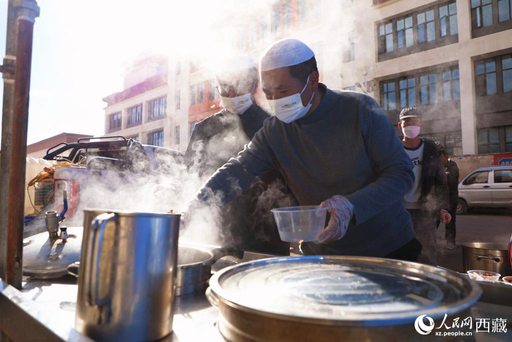 图为爱心餐饮商家在灾区安置点为受灾群众免费供应面条。