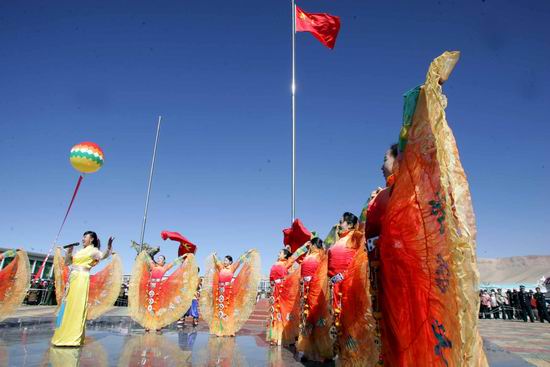 西藏阿里举行升旗仪式和文艺演出庆祝国庆节 