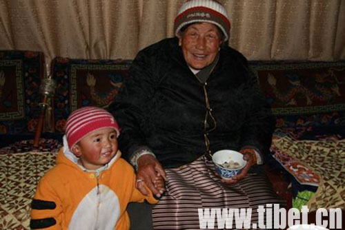 在四世同堂的赤列老奶奶家吃古突 (2)