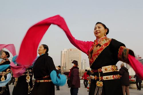 藏族传统舞蹈锅庄从牧区跳到城市广场