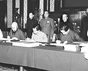 图为1951年5月23日,西藏地方政府代表在"十七条协议"上签字 资料图片