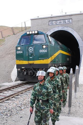 资料图片:图为在海拔4772米的青藏铁路昆仑山隧道执勤的武警青海省