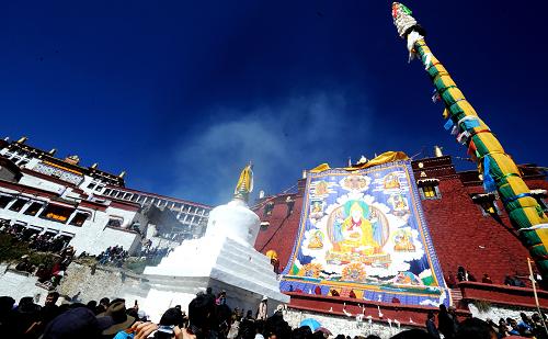 藏传佛教不同教派十余座寺庙的僧人代表送来了对甘丹寺和格鲁派的祝福