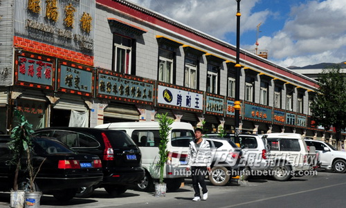 图为拉萨市一小路边的临时停车场 记者洛桑摄