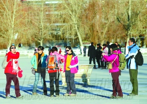 图为2月10日,来自广东的游客在布达拉宫广场拍照留影.