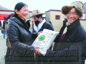 西藏加强基层建设年活动:把党的温暖送进千家
